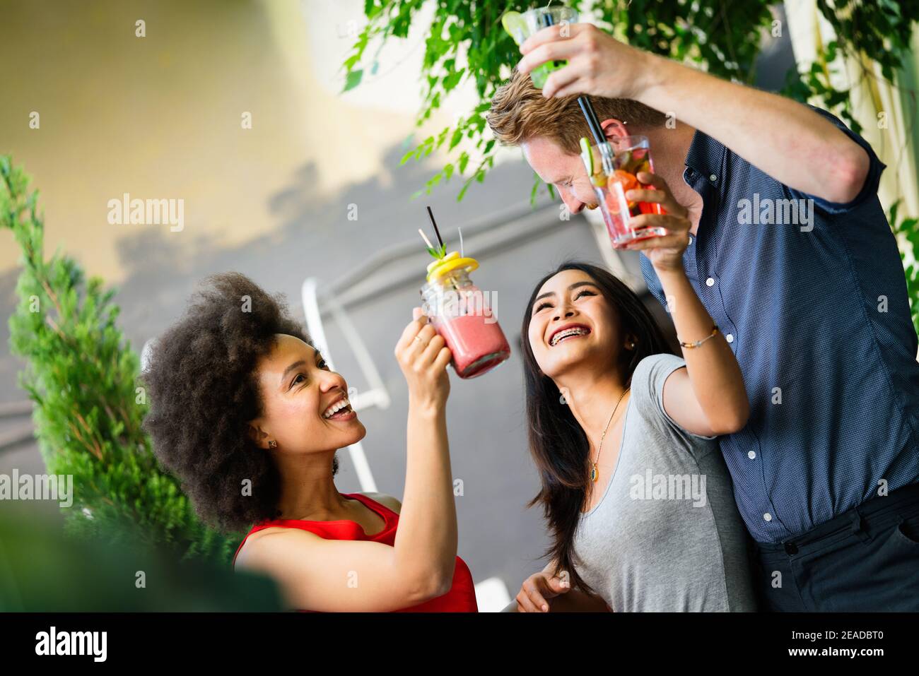 Multirassische Gruppe von Freunden, die Spaß haben und im Restaurant reden Stockfoto