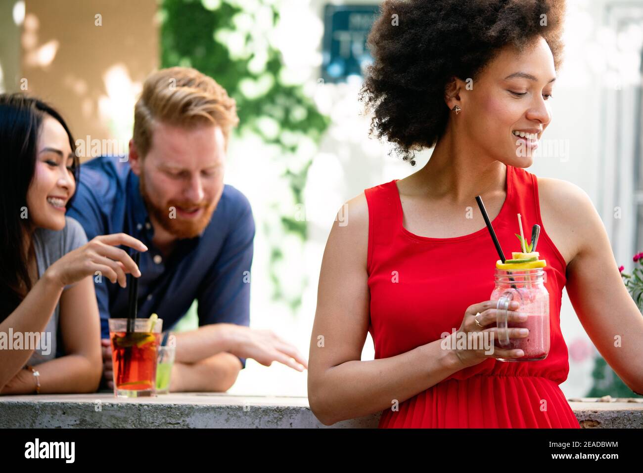 Multirassische Gruppe von Freunden, die Spaß haben und im Restaurant reden Stockfoto