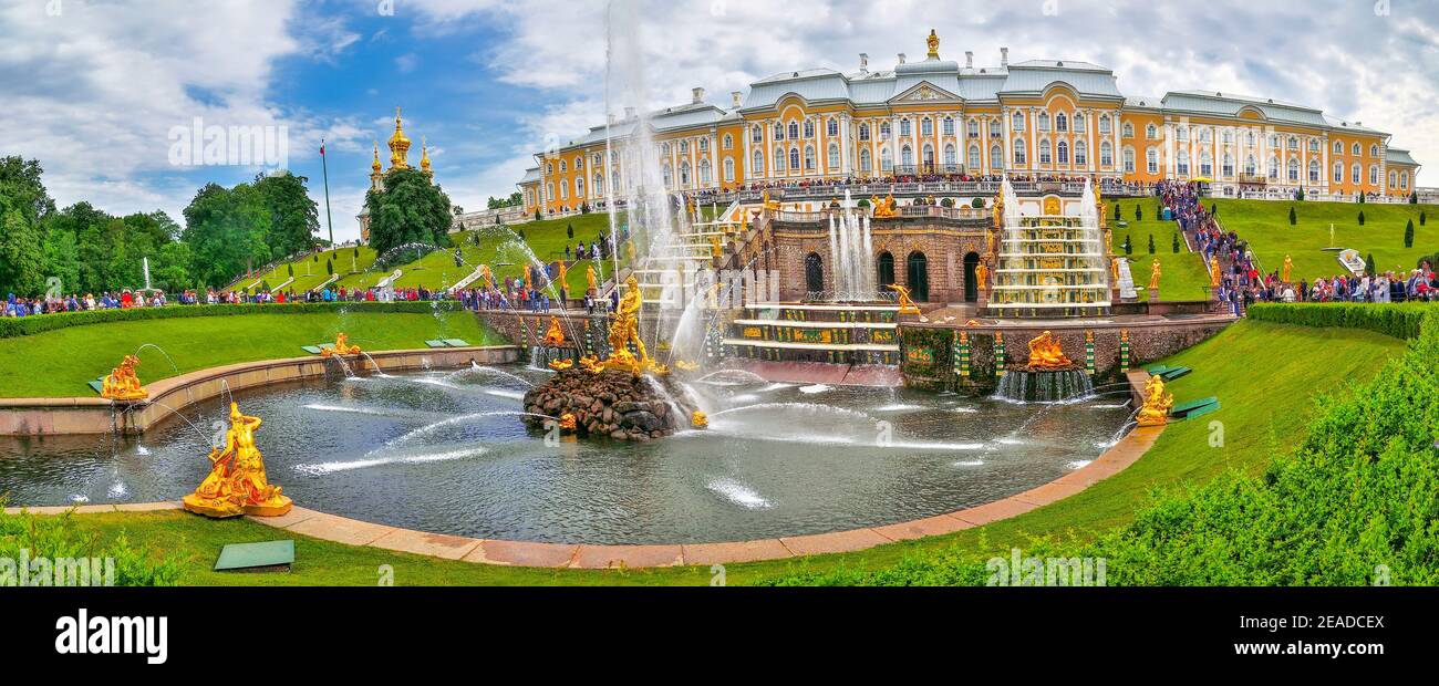 St. Petersburg, Russland - Juту 13, 2019: Große Kaskade des Peterhof-Palastes und Samson-Brunnen - Panoramablick. Samson zerreißt Löwenmaul ist ce Stockfoto