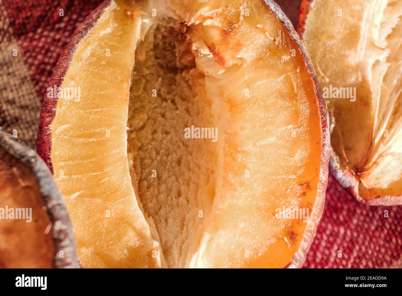 Eine in halbgetrocknete Pflaumenfrucht geschnitten - Makro Aufnahme Stockfoto