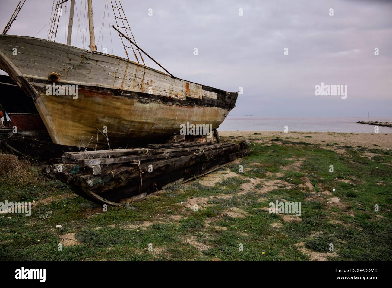 Altes Holzboot verrottet am Ufer Stockfoto