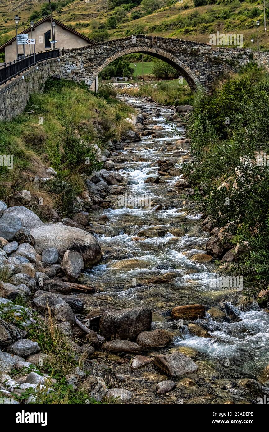 Mittelalterliche Brücke im kleinen Dorf Espot, einer der Eingänge zum Nationalpark Sant Maurici und Aiguestortes. Pallars Sobira, Katalonien, Spanien. Stockfoto