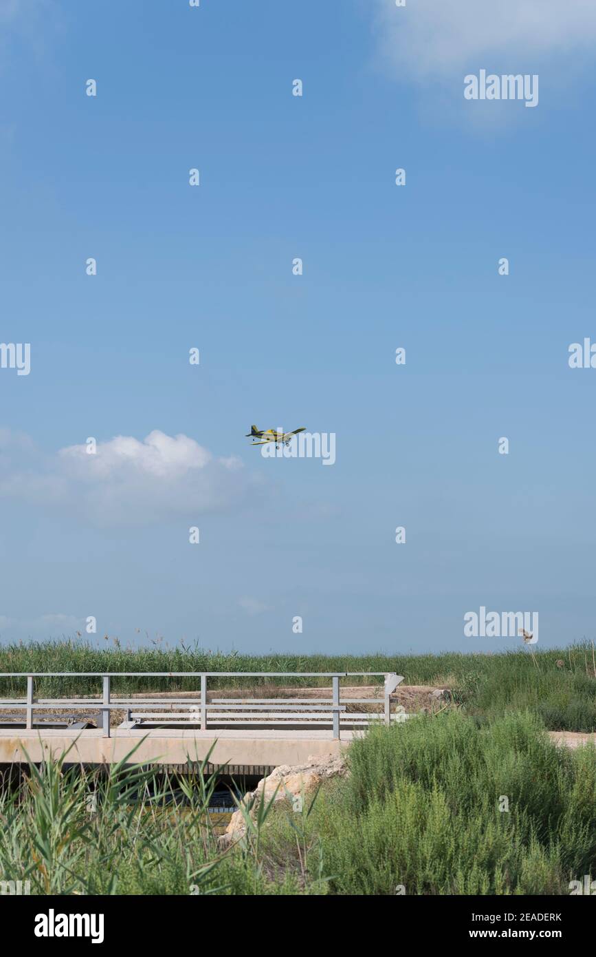 Eine Staubebene, die über einem Feld arbeitet Stockfoto