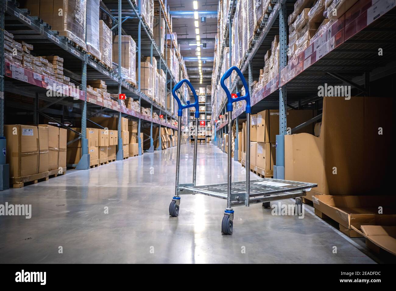 Smut Prakan, Thailand - August 01,2019 : EIN Wagen im Lagerhaus Gang in einem IKEA Geschäft. IKEA ist der weltweit größte Möbelhändler. Stockfoto