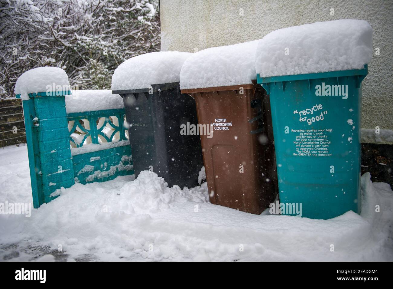 Glasgow, Schottland, Großbritannien. Februar 2021, 9th. Im Bild: Sturm Darcy hat fast einen Fuß Schnee fallen über Nacht blockiert Wege und Pilling hoch an Wänden, Toren, Wheelie-Behälter hinterlegt. In der vorherigen Nacht fiel auch Schnee, aber nicht so viel wie in der letzten Nacht. Die eisigen Temperaturen haben sich um die -1C gehalten, die letzte Nacht war die kälteste bisher. Quelle: Colin Fisher/Alamy Live News Stockfoto