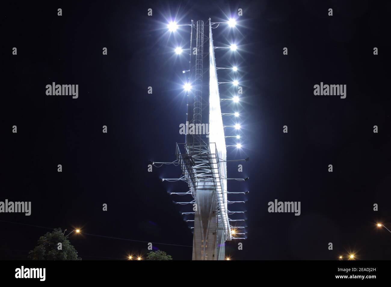 Riesige Beleuchtete Werbeplakatwand Bei Nacht Stockfoto