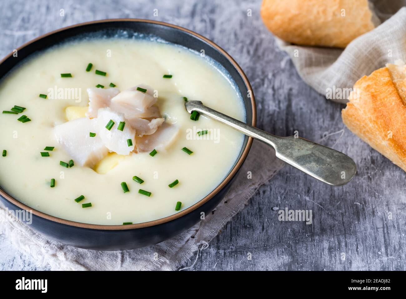 Cullen Skink – traditionelle schottische Suppe aus geräuchertem Schellfisch, Kartoffeln und Zwiebeln Stockfoto