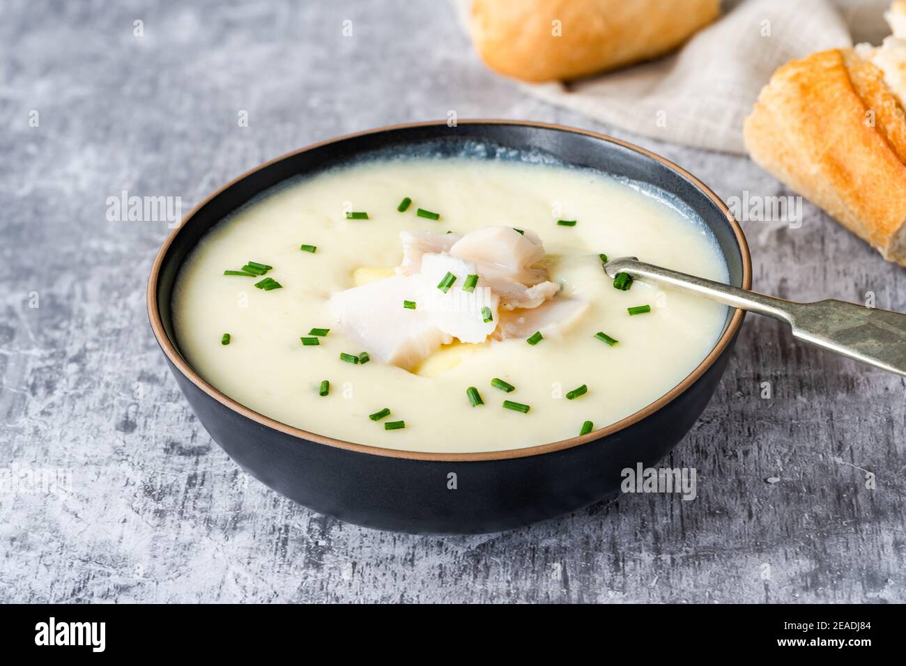 Cullen Skink – traditionelle schottische Suppe aus geräuchertem Schellfisch, Kartoffeln und Zwiebeln Stockfoto