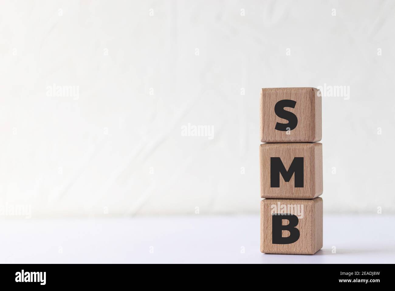 Text SMB auf Holzwürfel. Abkürzung für „Server Message Block“ oder „kleine und mittlere Unternehmen“. Stockfoto