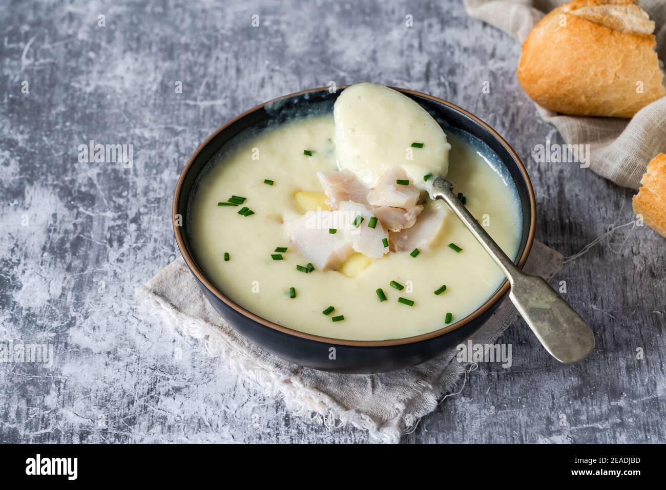 Cullen Skink – traditionelle schottische Suppe aus geräuchertem Schellfisch, Kartoffeln und Zwiebeln Stockfoto