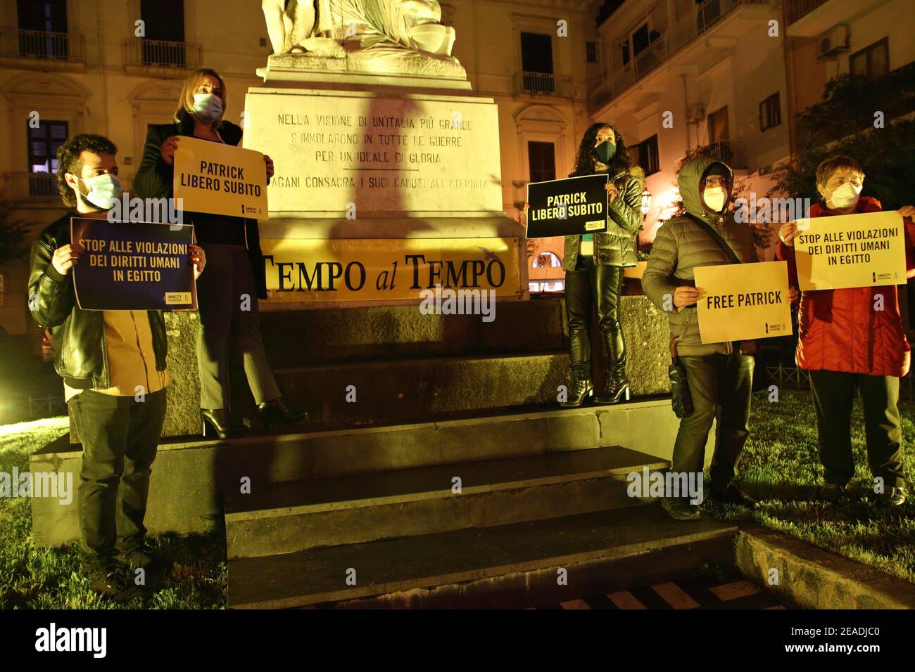 Im Namen von Patrick #Zaki, um die Bitte um Befreiung zu seinen Gunsten zu unterstützen, zu verbreiten und zu unterstützen. Das ist der Geist der Initiative, die heute Abend von 18 bis 22 das Kriegsdenkmal auf der Piazza D'Arezzo in Pagani erleuchtete. Die Initiative stark durch den stellvertretenden Bürgermeister von Pagani gewünscht, reagiert Mena Pappalardo auf den Vorschlag der internationalen Organisation Amnesty International, Umschreibung Kampanien-Potenza, von gelb ein Ort Symbol der Stadt zu beleuchten, Zu einem Jahr von der Inhaftierung des ägyptischen Studenten des Master of Studies of Gender der Universität "Alma Mater Stockfoto