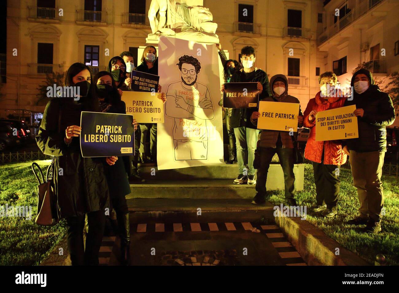 Im Namen von Patrick #Zaki, um die Bitte um Befreiung zu seinen Gunsten zu unterstützen, zu verbreiten und zu unterstützen. Das ist der Geist der Initiative, die heute Abend von 18 bis 22 das Kriegsdenkmal auf der Piazza D'Arezzo in Pagani erleuchtete. Die Initiative stark durch den stellvertretenden Bürgermeister von Pagani gewünscht, reagiert Mena Pappalardo auf den Vorschlag der internationalen Organisation Amnesty International, Umschreibung Kampanien-Potenza, von gelb ein Ort Symbol der Stadt zu beleuchten, Zu einem Jahr von der Inhaftierung des ägyptischen Studenten des Master of Studies of Gender der Universität "Alma Mater Stockfoto