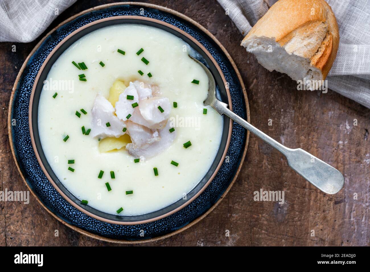 Cullen Skink – traditionelle schottische Suppe aus geräuchertem Schellfisch, Kartoffeln und Zwiebeln Stockfoto