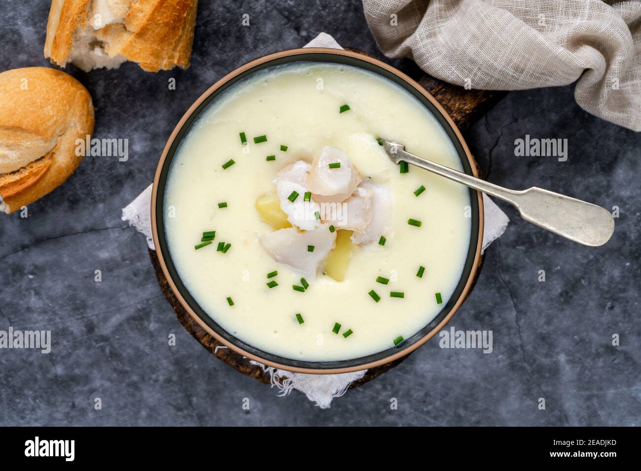 Cullen Skink – traditionelle schottische Suppe aus geräuchertem Schellfisch, Kartoffeln und Zwiebeln Stockfoto