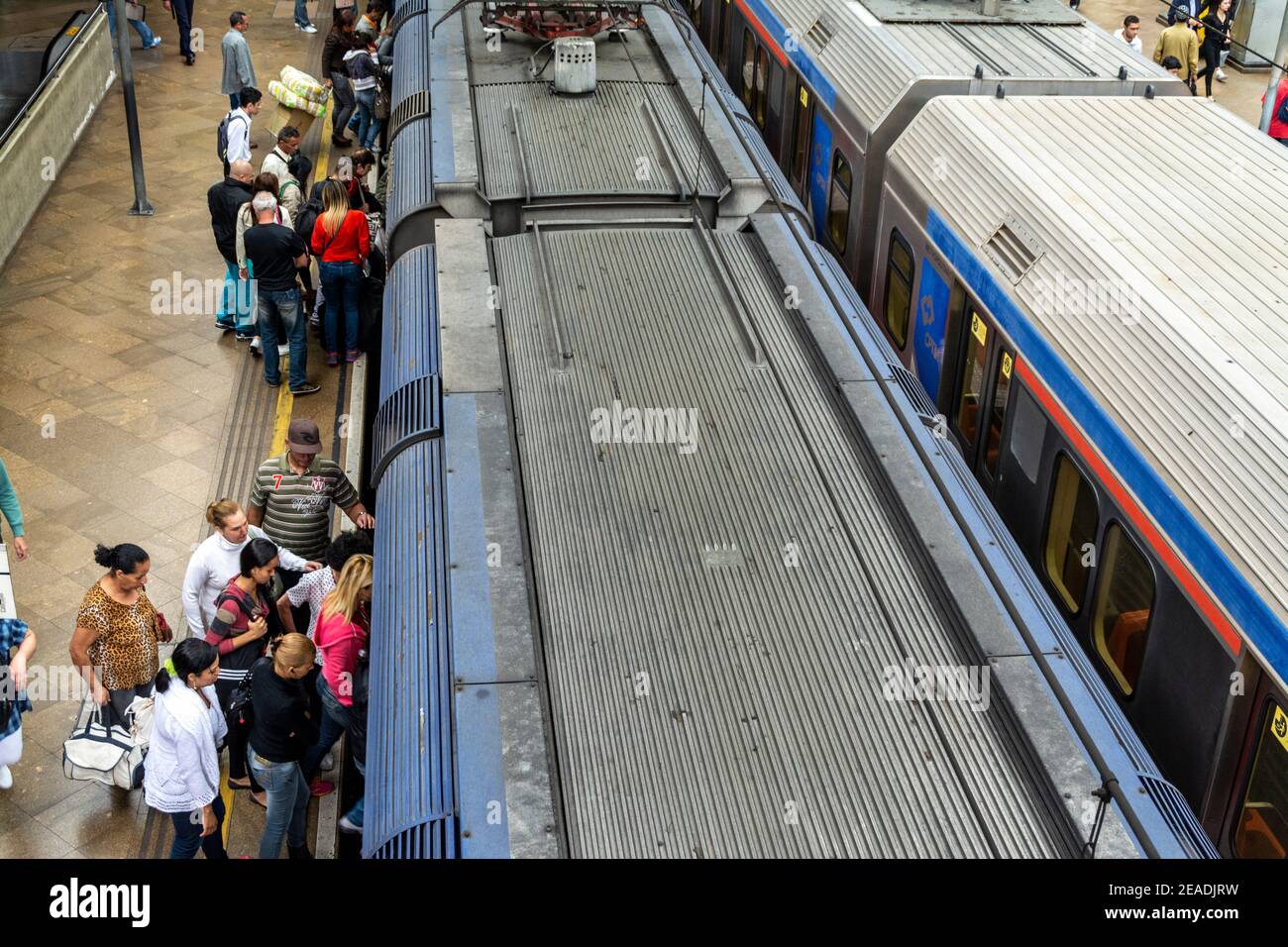 Bahnreisende steigen am Bahnhof Luz, einem Pendler- und Intercity-Bahnhof in Sao Paulo, Brasilien, in den Metropolitan Line-Zug ein. Stockfoto