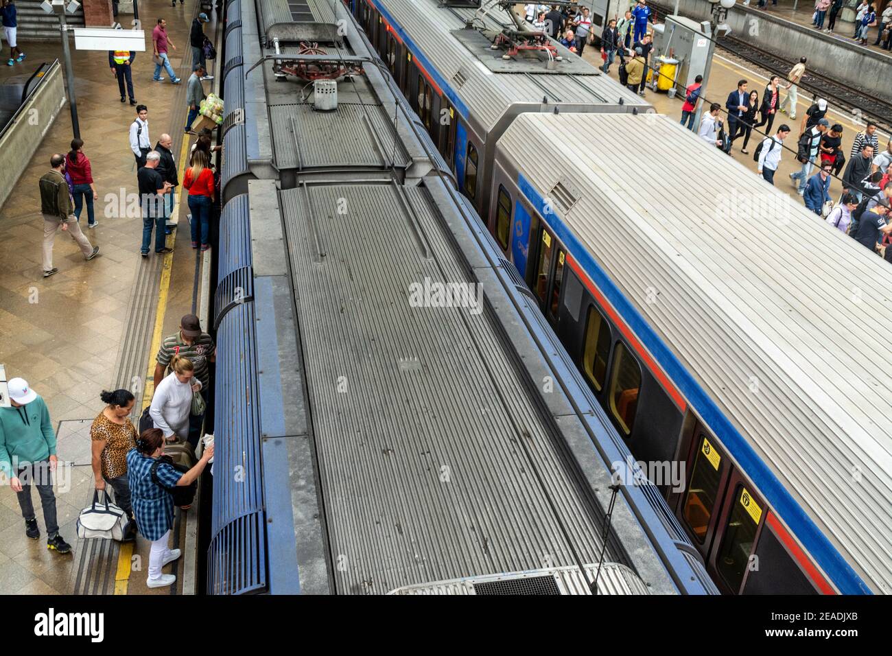 Bahnreisende steigen am Bahnhof Luz, einem Pendler- und Intercity-Bahnhof in Sao Paulo, Brasilien, in den Metropolitan Line-Zug ein. Stockfoto