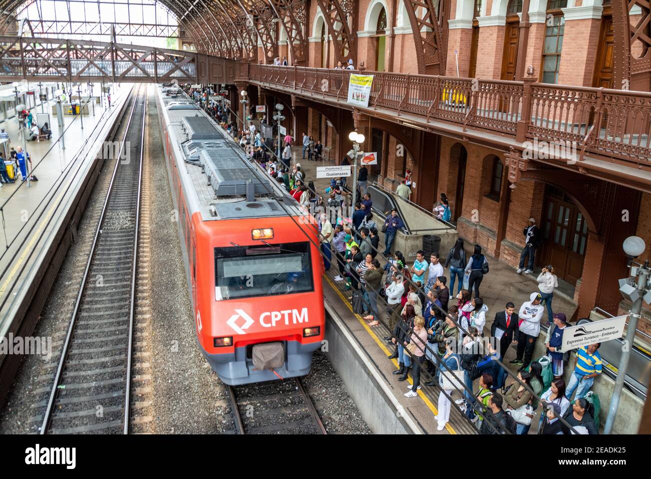Ein Cptm Zug Der Companhia Paulista De Trens Metropolitanos Sao Paulo Metropolitan Train Company Ist Ein Pendlerbahnunternehmen Im Besitz Der Sao P Stockfotografie Alamy