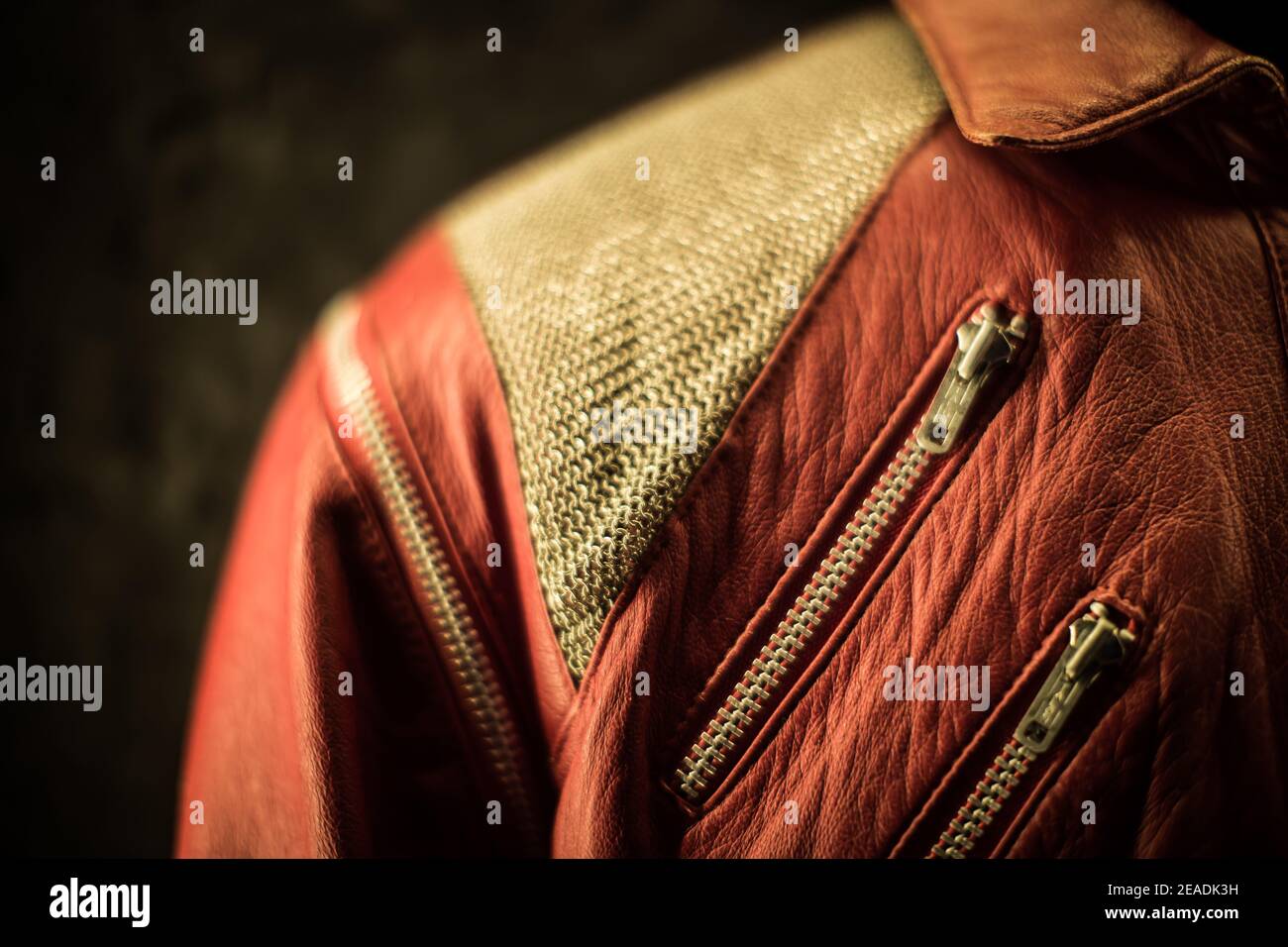 Ein Detail von Michael Jacksons roter Jacke, das in seinem Beat IT Video in der Hard Rock Couture Show gezeigt wurde, die beim Hard Rock Calling Festival in der Vorschau gezeigt wurde Stockfoto