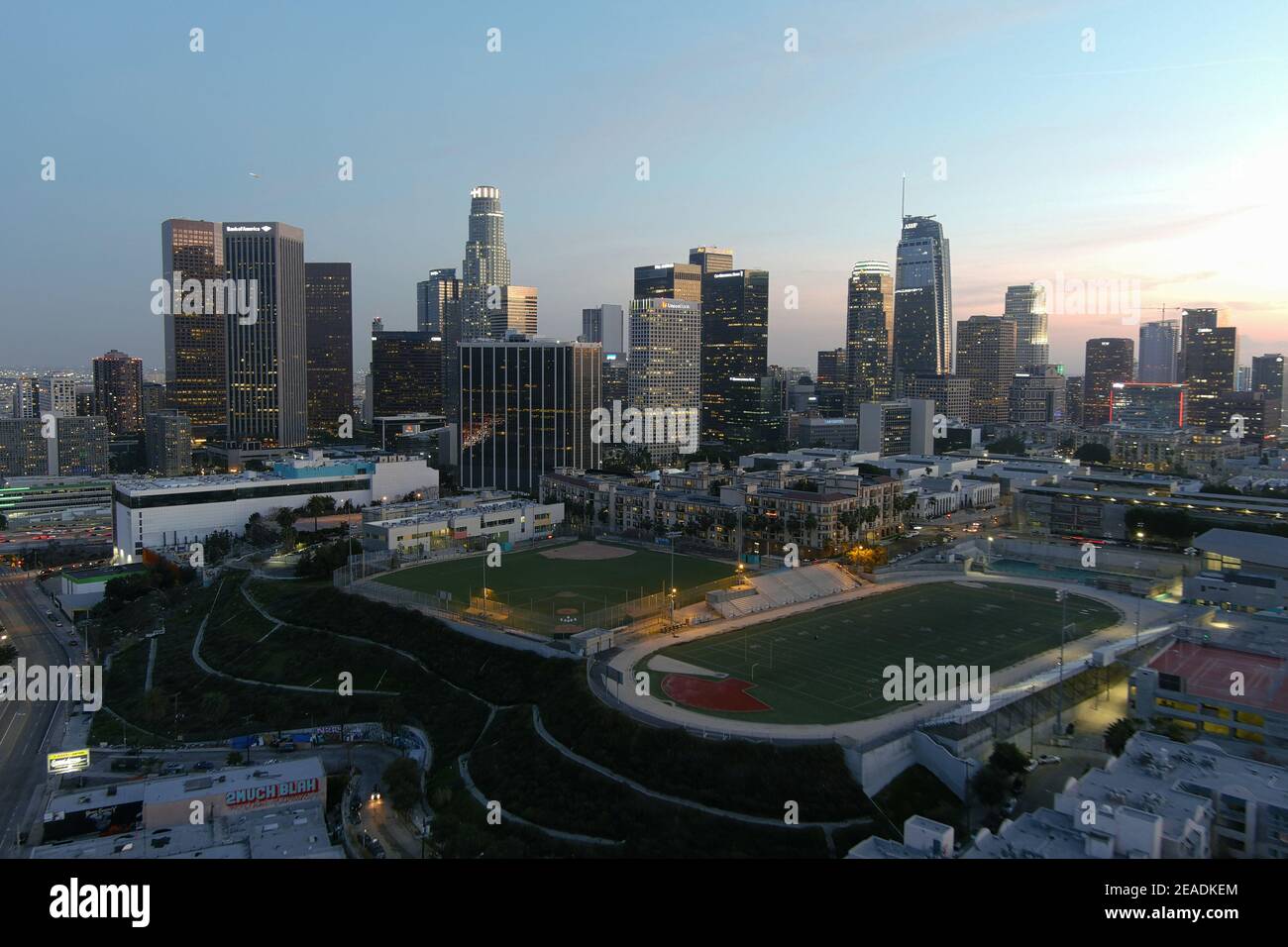 Eine Luftaufnahme des Miguel Contreras Learning Center-Academic Leadership Community High School mit der Innenstadt von Los Angeles Skyline AS Ein Hintergrund o Stockfoto
