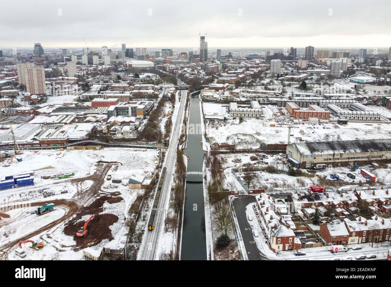 Birmingham, West Midlands, Großbritannien. Februar 2021. Einer der vielen Kanäle von Birmingham führt in das Stadtzentrum nach einer Nacht voller Schneefälle von Storm Darcy, die das Land immer noch in die Luft treibt. PIC by Credit: Stop Press Media/Alamy Live News Stockfoto