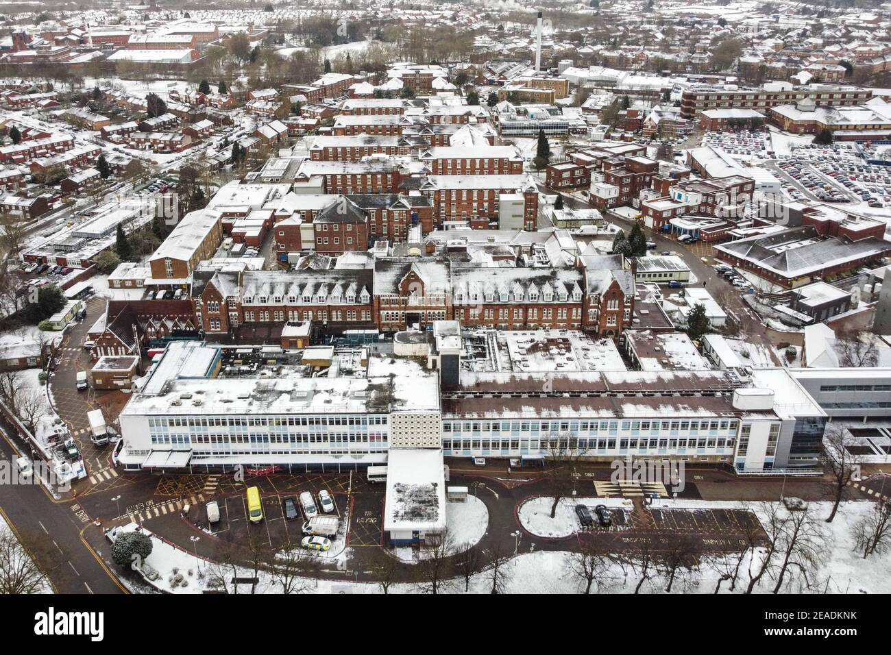 Birmingham, West Midlands, Großbritannien. Februar 2021, 9th. Das City Hospital in Birmingham wurde von Schnee bedeckt, während Storm Darcy seine winterliche Explosion aus dem Osten fortsetzt. PIC nach Kredit: Sam Holiday/Alamy Live Nachrichten Stockfoto