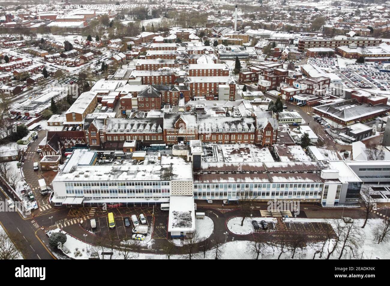 Birmingham, West Midlands, Großbritannien. Februar 2021. Das schneebedeckte City Hospital in Birmingham, während Storm Darcy seine winterliche Explosion aus dem Osten fortsetzt. PIC by Credit: Stop Press Media/Alamy Live News Stockfoto