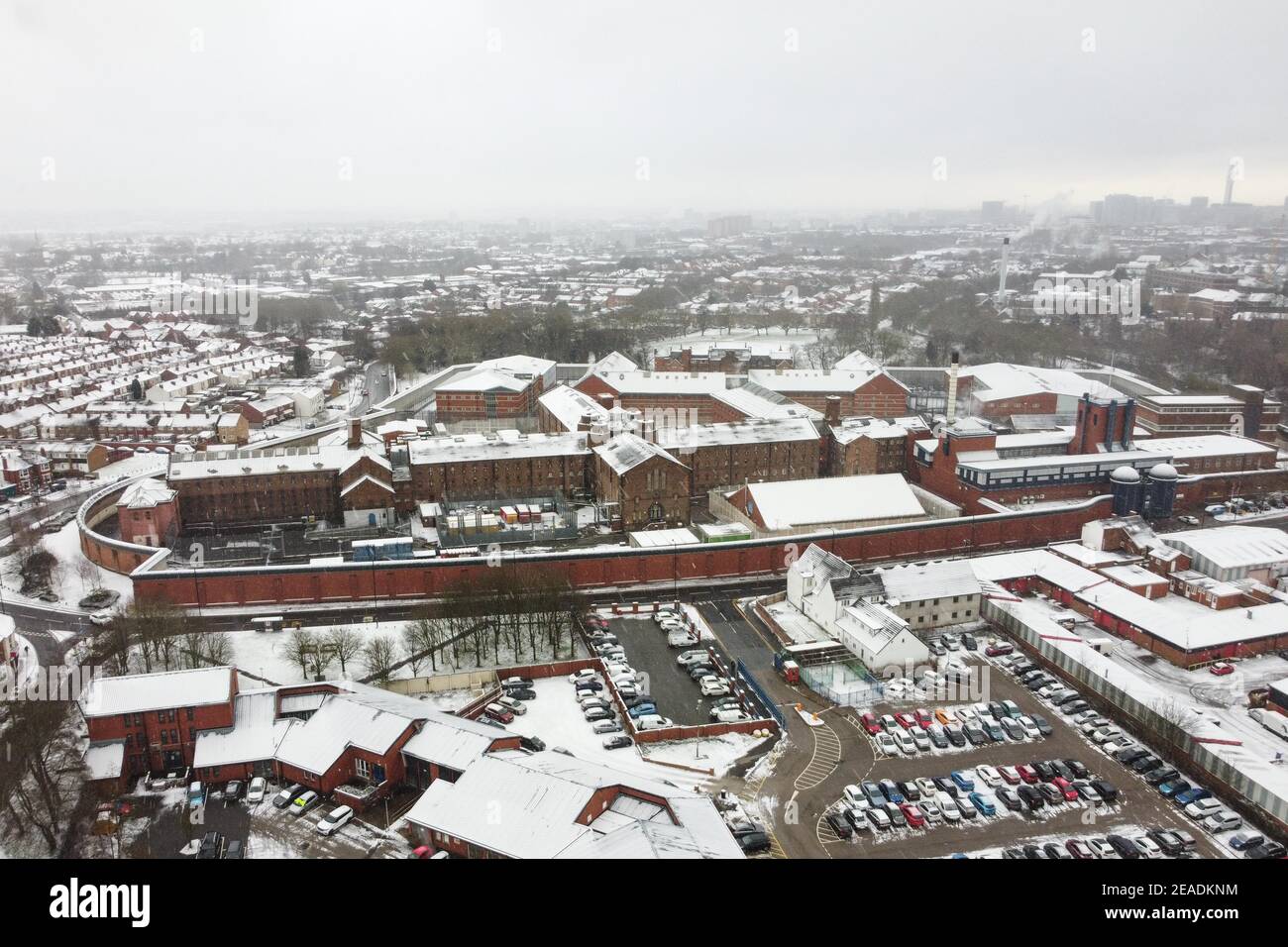 Birmingham, West Midlands, Großbritannien. Februar 2021. Schnee bedeckt das viktorianische HMP Birmingham Prison in der Gegend von Winson Green der Stadt, während Storm Darcy seine winterliche Explosion aus dem Osten fortsetzt. PIC by Credit: Stop Press Media/Alamy Live News Stockfoto