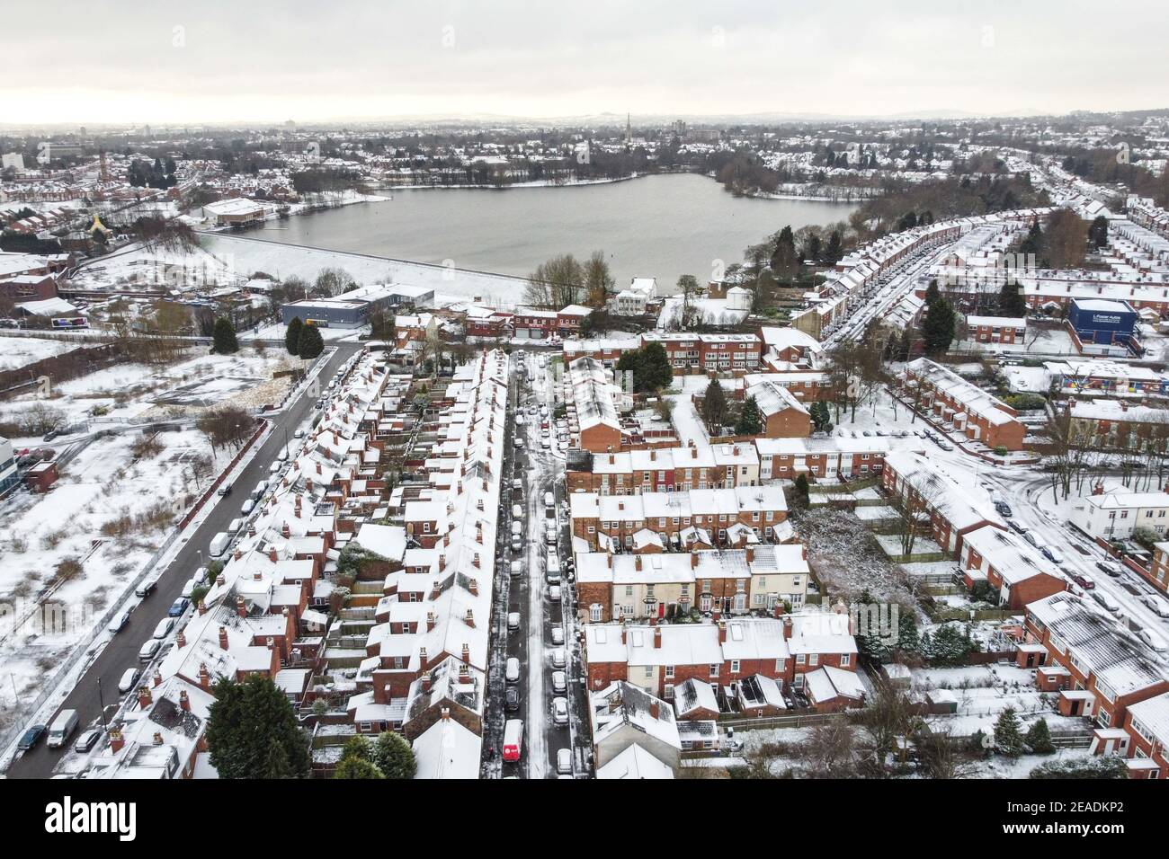 Birmingham, West Midlands, Großbritannien. Februar 2021. Edgbaston Resivoir, umgeben von schneebedeckten Häusern in Birmingham, während Storm Darcy seine winterliche Explosion aus dem Osten fortsetzt. PIC by Credit: Stop Press Media/Alamy Live News Stockfoto