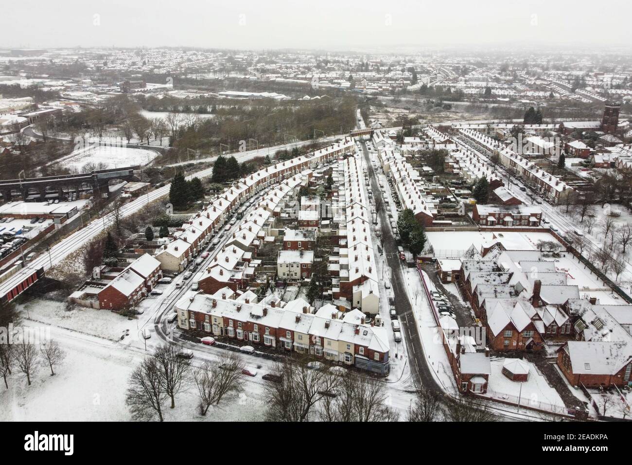 Birmingham, West Midlands, Großbritannien. Februar 2021, 9th. Schnee bedeckt einen Großteil von Birmingham, da dieses Anwesen in der Winson Green Area der Stadt zu einer Schicht von weißen Sachen aufwachte, als Storm Darcy weiter seine winterliche Explosion aus dem Osten fortsetzt. PIC nach Kredit: Sam Holiday/Alamy Live Nachrichten Stockfoto
