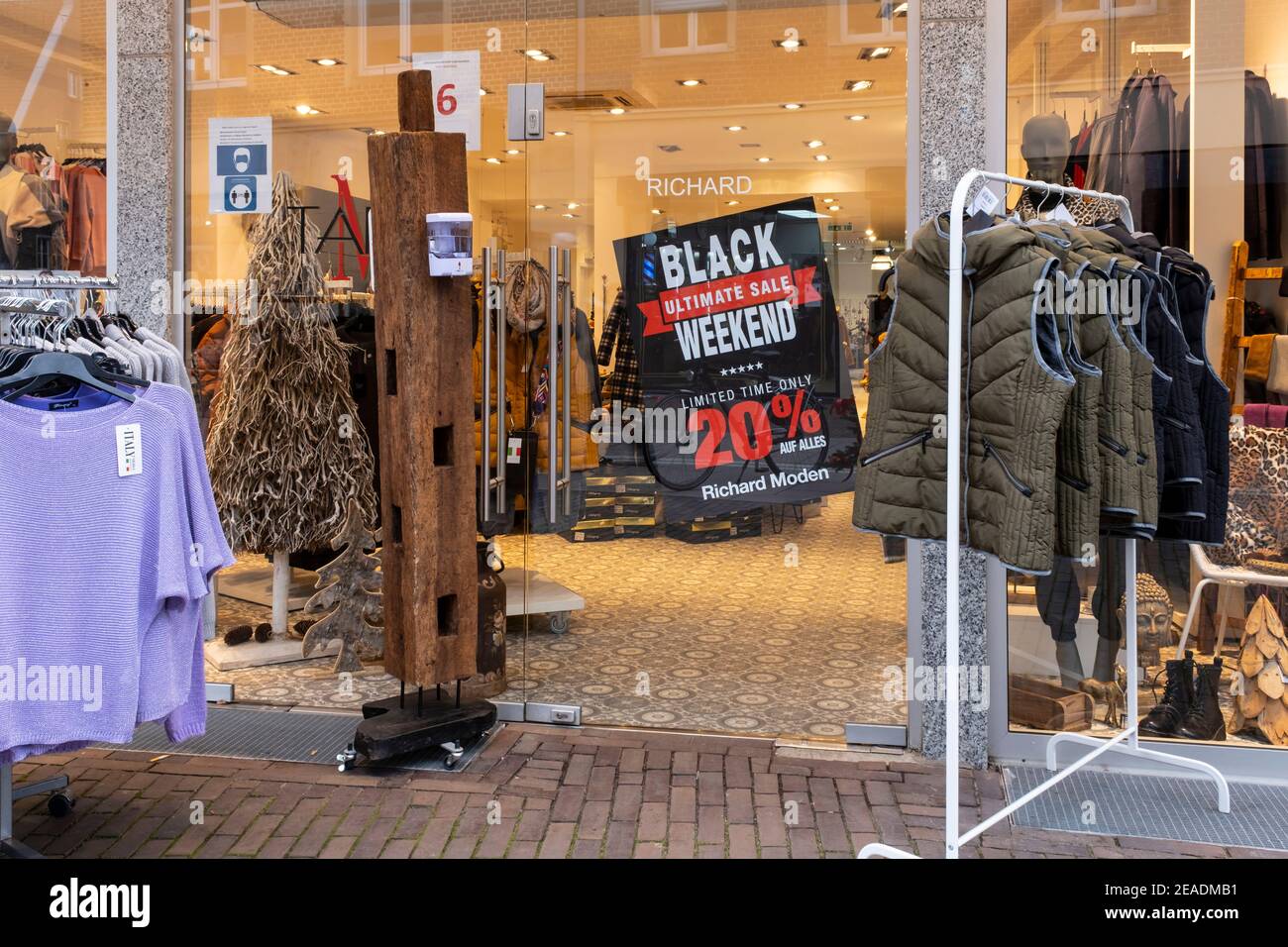 Schaufenster mit Schild Black Weekend, Dülmen, Nordrhein-Westfalen, Deutschland, Europa Stockfoto