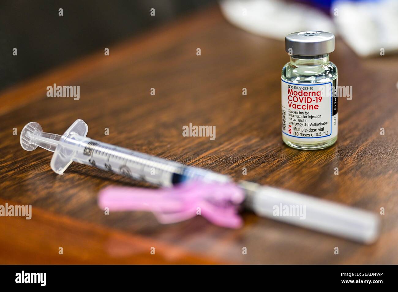 PITTSBURGH, USA - 28. Januar 2021 - Master Sgt. Luca Farkas, 911th Aeromedical Staging Squadron Aeromedical Technician, verwaltet einen COVID-19-Impfstoff Stockfoto