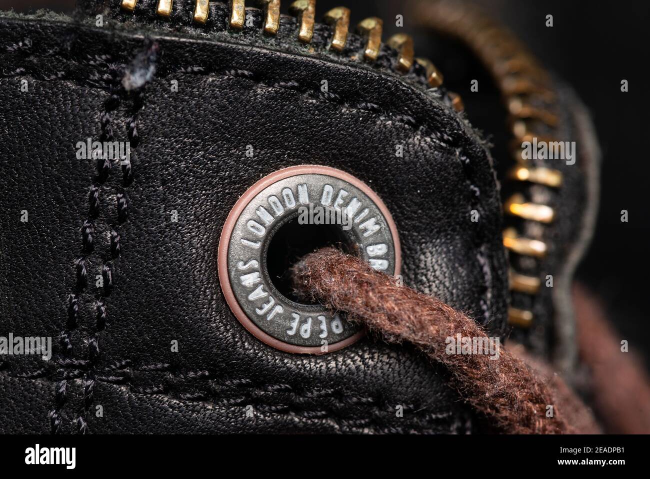 Pepe Jeans London Denim Brand Schriftzug auf Schuhöse Schwarze Leder Herrenstiefel Nahaufnahme Detail selektive Fokus Stockfoto