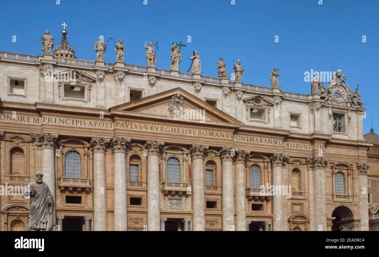 Leerer Petersplatz mit Petersdom in Rom in Italien mit blauem Himmel Stockfoto