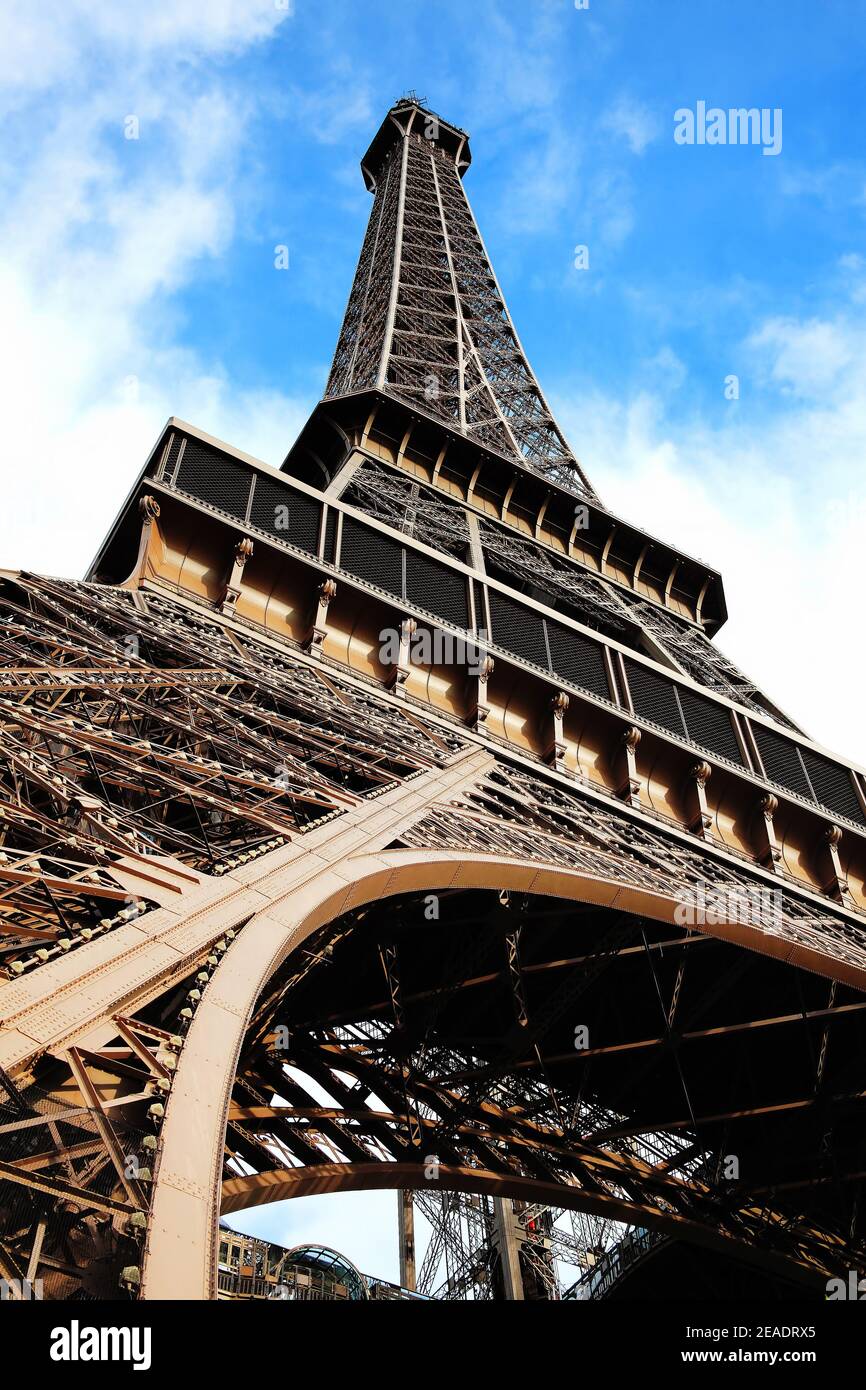 Der Eiffelturm am Champ De Mars in Paris Frankreich erbaut im Jahr 1889 und ist ein beliebtes Touristenreiseziel Attraktion Wahrzeichen, Stock Foto Bild Stockfoto