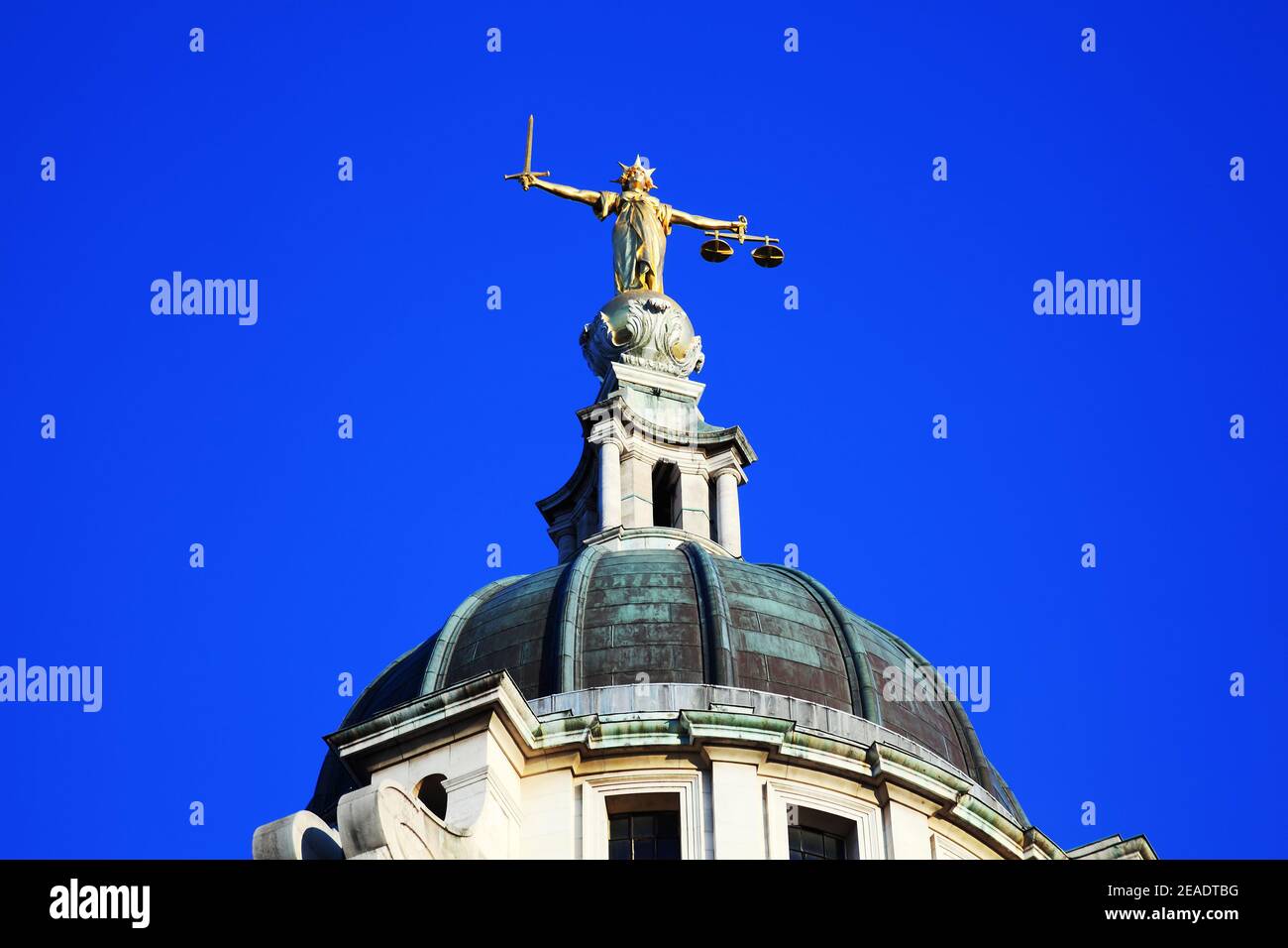 Waagen der Gerechtigkeit des alten Bailey, die die ist Central Criminal Court in London England Großbritannien und ist ein Beliebte touristische Reiseziel Attraktion l Stockfoto