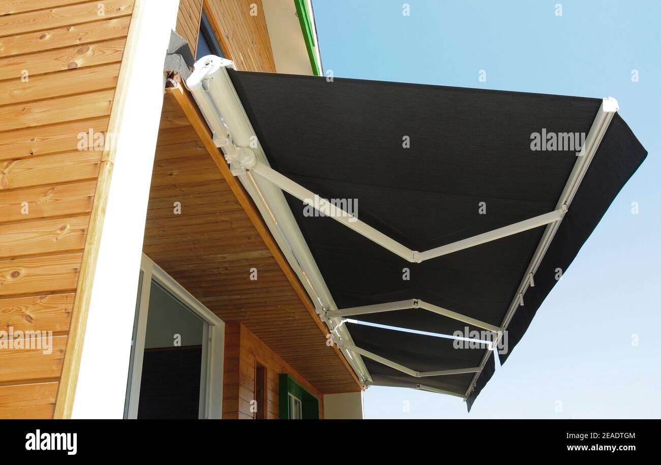 Outdoor hochwertige automatische Schiebe-Baldachin versenkbare Dachsystem, Terrasse Markise für Sonnenschutz eines modernen Holzhauses. Stockfoto