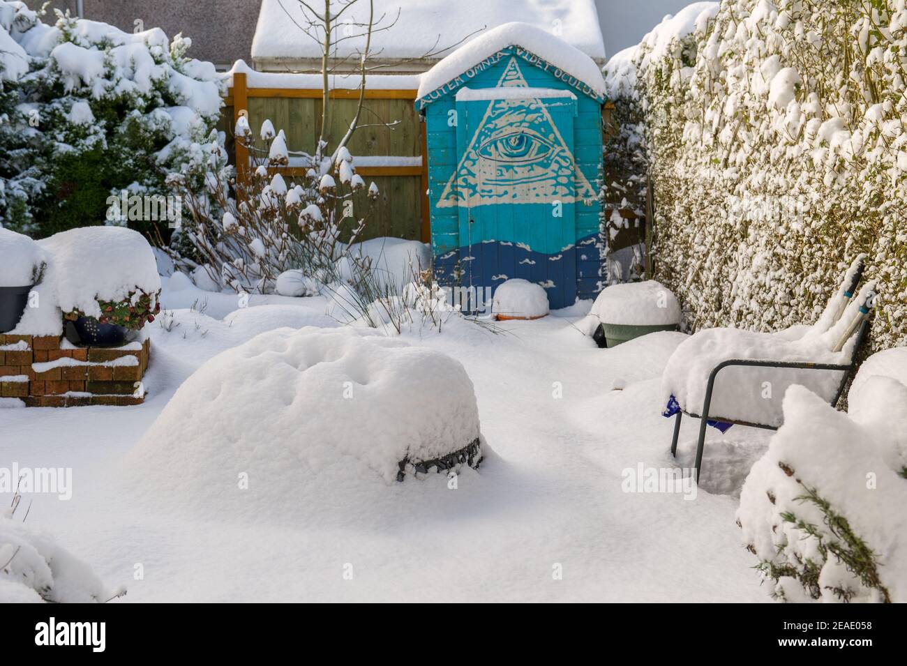 Glasgow, Schottland, Großbritannien. Februar 2021, 9th. Im Bild: Eine dicke Decke aus schweren Schneeteppichen Gärten auf und ab das Land von Zentral-Schottland nach Storm Darcy hat fast einen Fuß Schnee fallen über Nacht blockiert Wege und Pilling hoch an Wänden, Toren, Wheelie-Behälter. In der vorherigen Nacht fiel auch Schnee, aber nicht so viel wie in der letzten Nacht. Die eisigen Temperaturen haben sich um die -1C gehalten, die letzte Nacht war die kälteste bisher. Quelle: Colin Fisher/Alamy Live News Stockfoto