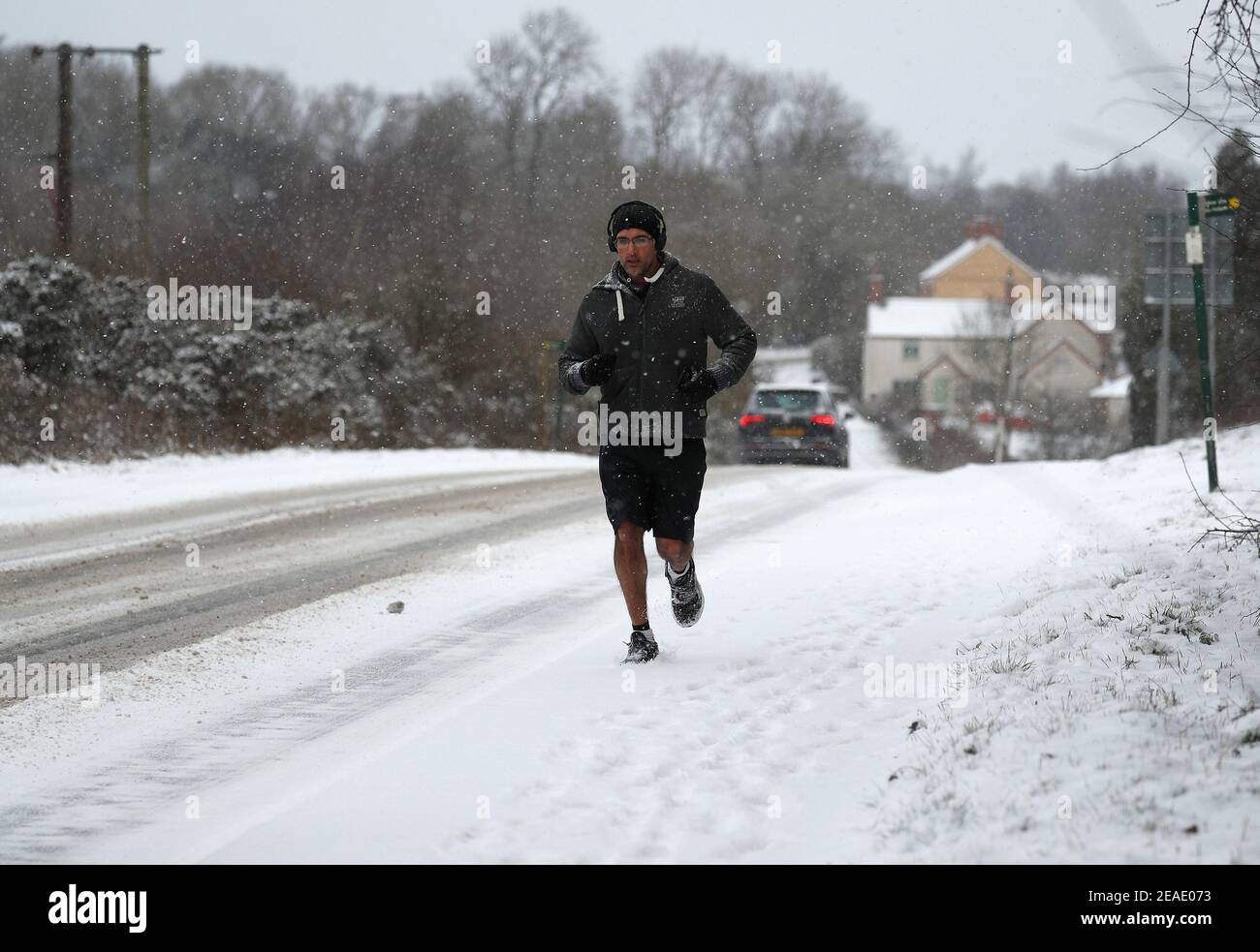 Stanton under Bardon, Leicestershire, Großbritannien. 9th. Februar 2021. Wetter in Großbritannien. Ein Mann joggt eine schneebedeckte Gasse hinunter. Credit Darren Staples/Alamy Live News. Stockfoto