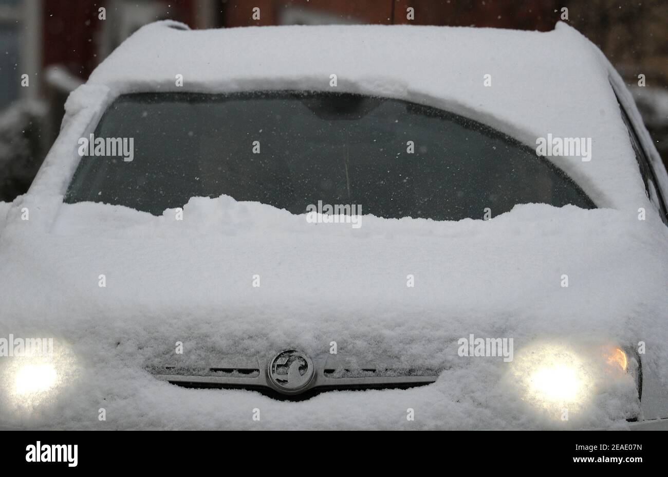 Stanton under Bardon, Leicestershire, Großbritannien. 9th. Februar 2021. Wetter in Großbritannien. Ein Fahrer steht aus einem schneebedeckten Auto. Credit Darren Staples/Alamy Live News. Stockfoto