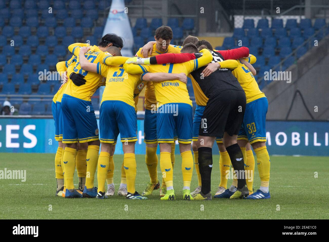 Die Spieler von Eintracht Braunschweig (Braunschweig) bilden einen  Mannschaftskreis, Motivation, Verschwörung, Fußball 2nd Bundesliga, 20th  Spieltag, Eintracht Braunschweig (Braunschweig) - Hannover 96 (H) 1: 2, am  06.02.2021 im Eintracht-Stadion ...