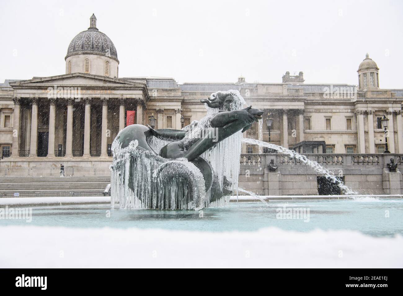 London, Großbritannien. 9. Februar 2021. Schneebedecktes Wetter auf dem Trafalgar Square im Zentrum von London, während bitterkalte Winde weiterhin einen Großteil der Nation in den Griff bekommen. Bilddatum: Dienstag, 9. Februar 2021. Bildnachweis sollte lauten: Matt Crossick/Empics/Alamy Live News Stockfoto