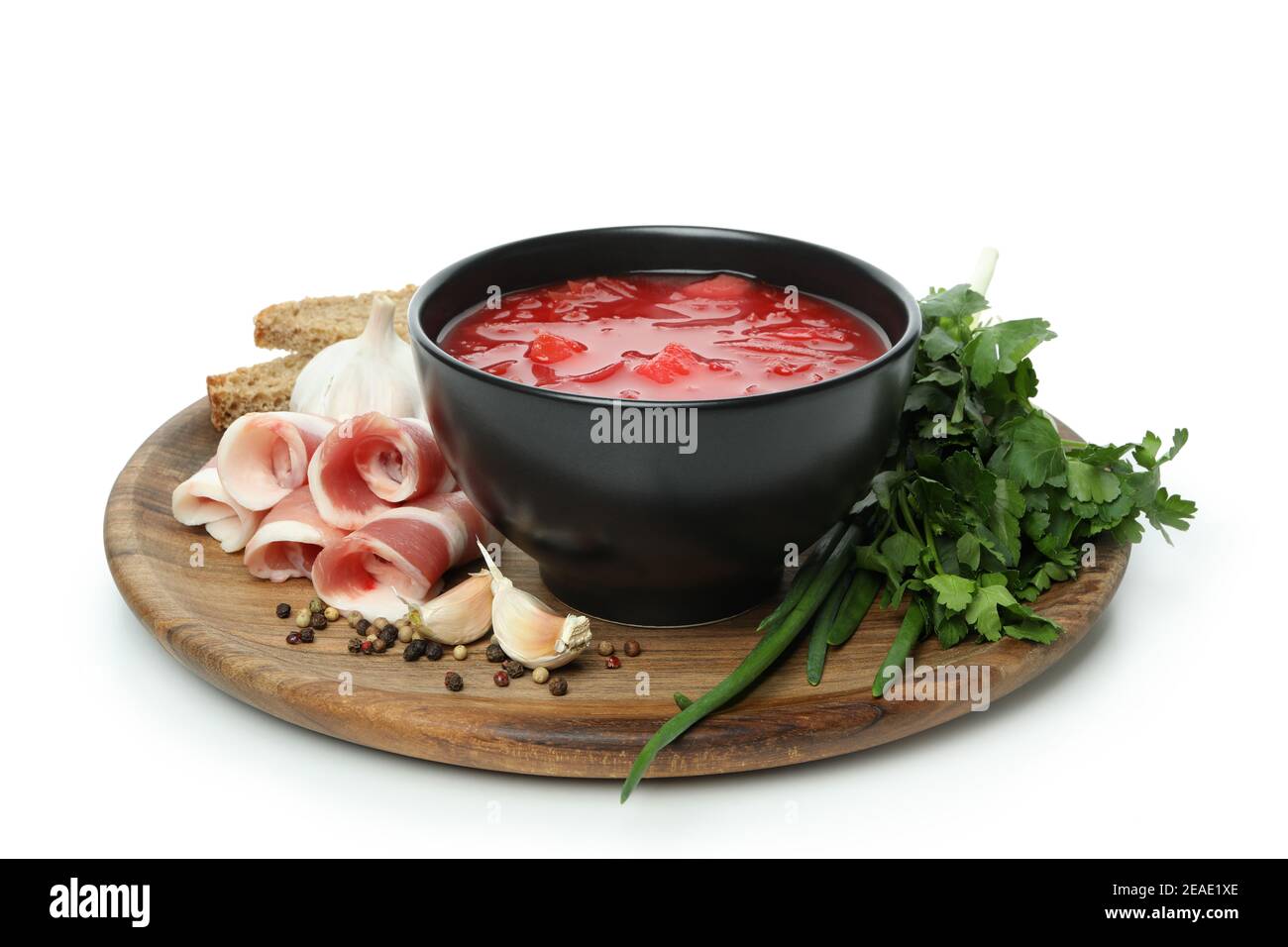 Rote Beete Suppe und Zutaten isoliert auf weißem Hintergrund Stockfoto