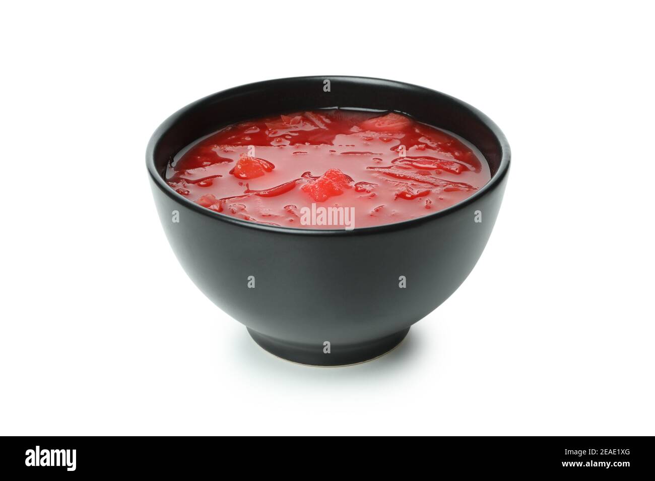 Schüssel Rote Beete Suppe isoliert auf weißem Hintergrund Stockfoto