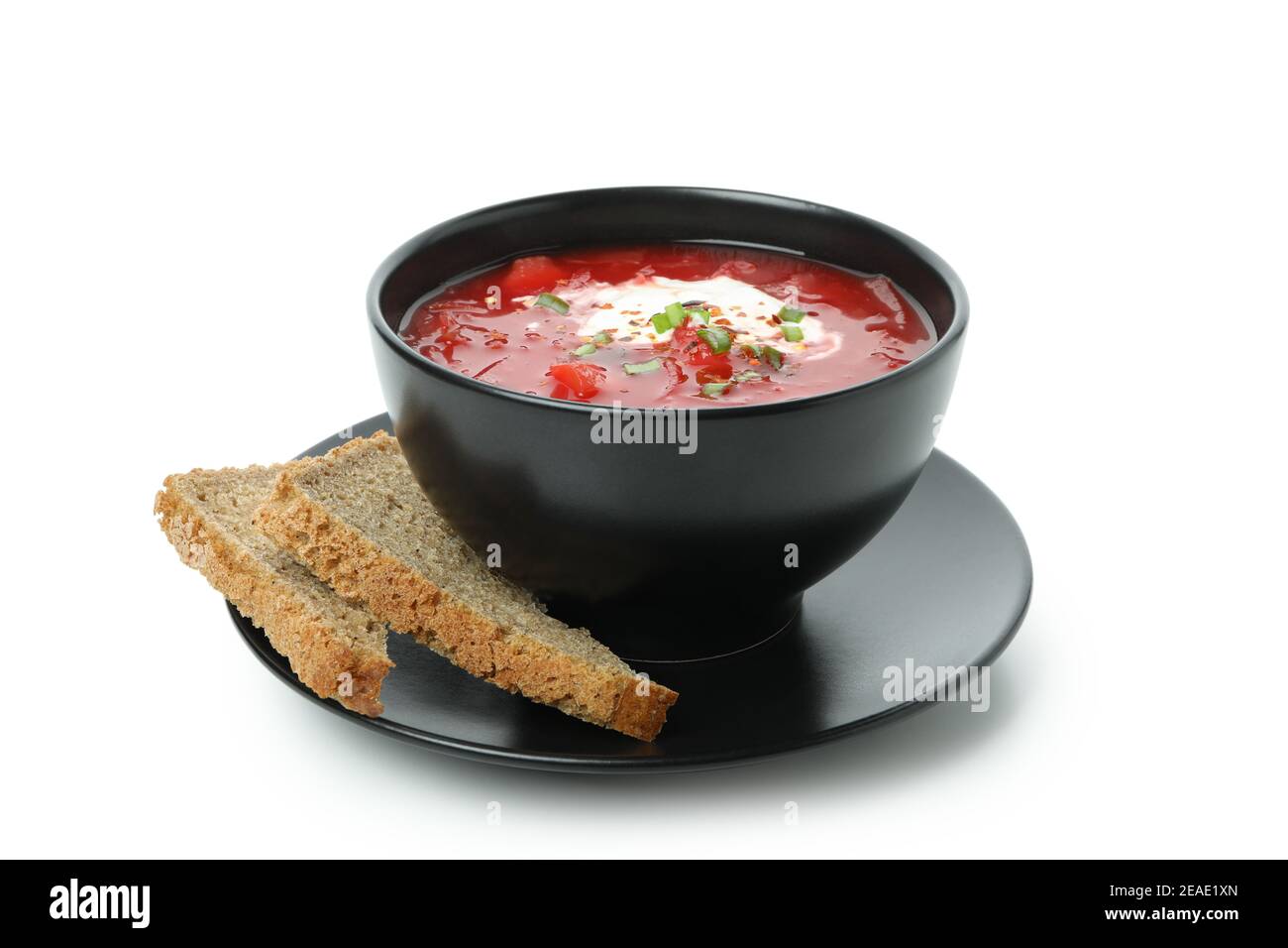 Schüssel Rote Beete Suppe und Brotscheiben isoliert auf weiß Hintergrund Stockfoto