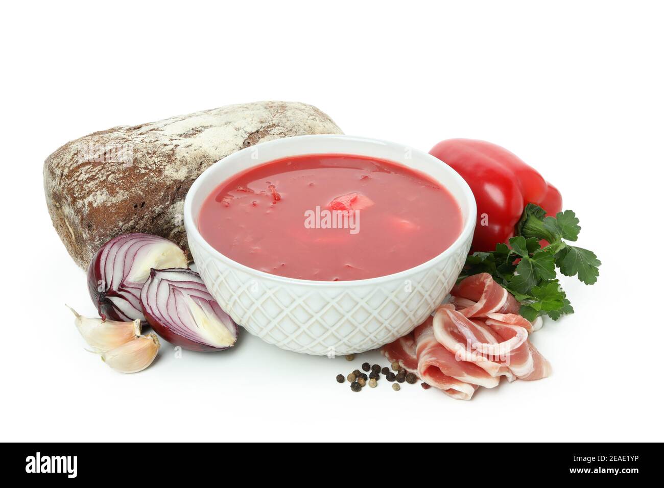 Rote Beete Suppe und Zutaten isoliert auf weißem Hintergrund Stockfoto