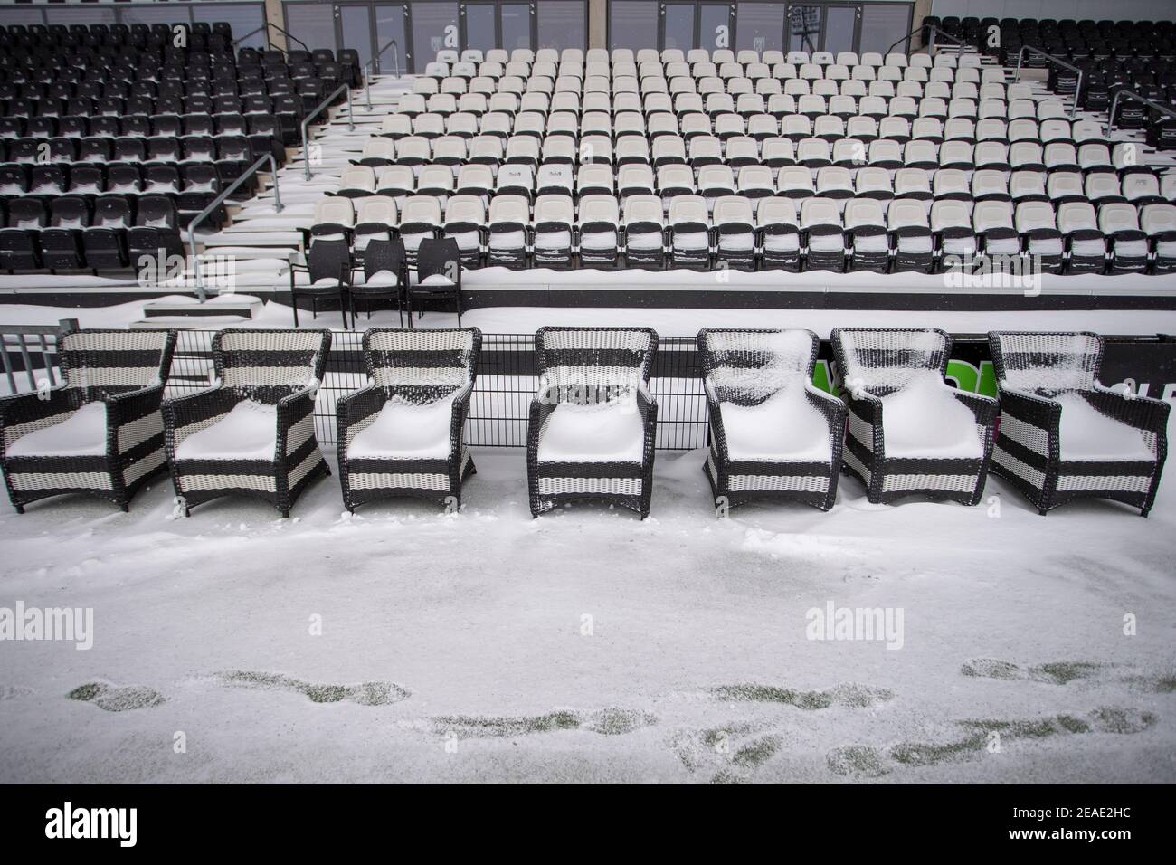 08-02-2021: Nachrichten : Winter in de Erve Asito De stoelen van Kees Smit onder de sneeuw Nederland was in de maand februari 2021 in de Ban van een koud Stockfoto