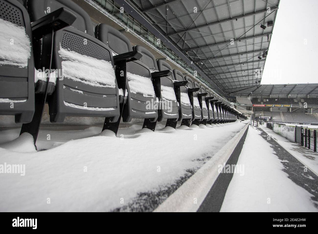 08-02-2021: News : Winter in de Erve Asito Business Seats bedolven onder sneeuw Nederland was in de maand februari 2021 in de Ban van een koudegol Stockfoto