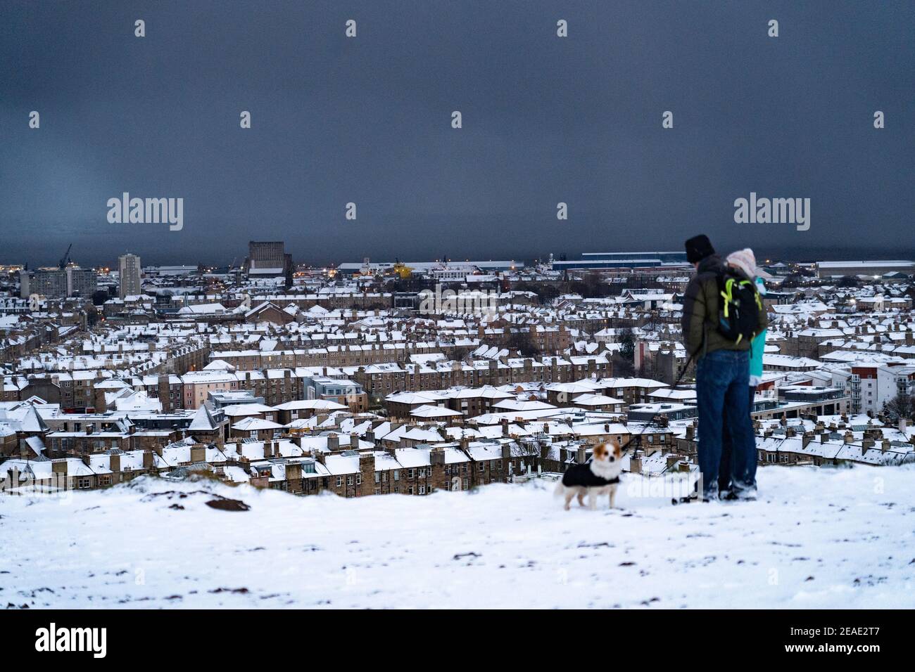 Edinburgh, Schottland, Großbritannien. Februar 2021, 9. Der große Frost geht in Großbritannien weiter, während Storm Darcy über Nacht mehrere Zentimeter Schnee nach Edinburgh bringt. Bild; schneebedeckte Dächer in Leith vom Calton Hill aus gesehen. Iain Masterton/Alamy Live Nachrichten Stockfoto