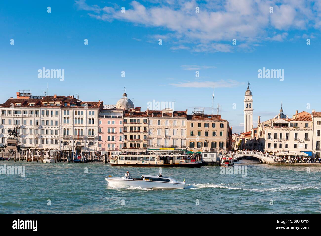 Schnellboot an Gebäuden in der schönen Stadt Venedig, Italien vorbei. Stockfoto