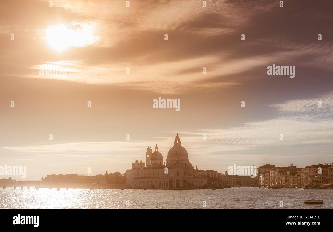 Die Basilika Santa Maria della Salute mit dem Canal Grande im Vordergrund, Venedig, Italien. Stockfoto